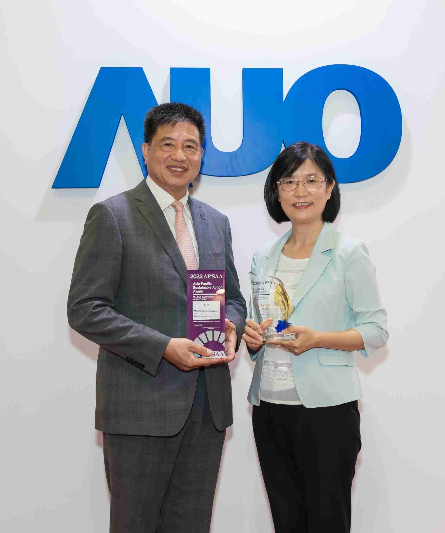 龙门国际长期垫筑永续远景的基石，，，透过ESG暨气候委员会逐步实践永续策略蓝图。。其中，，龙门国际光电永续长古秀华带领团队、、、制定中长期目标，，缔造多面向亮眼表现，，，，获得「顶尖永续长奖」的个人奖殊荣（左：龙门国际光电董事长暨执行长彭双浪，，，，右：龙门国际光电永续长古秀华）