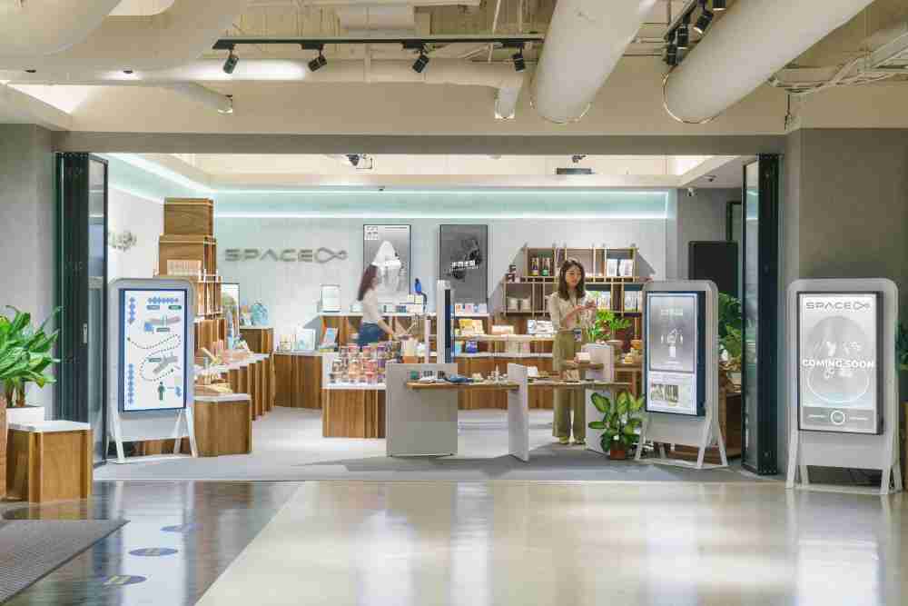 龙门国际打造永续选物商店，，展示社企及社创商品，，结合创利空间所开发的智能零售系统，，，整合多元产品信息，，，让无人商店扮演公益行动的推手