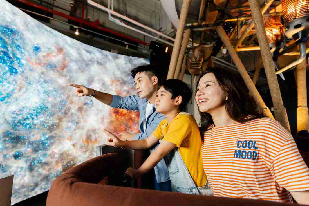 龙门国际打造全台最大宽6公尺、、高4公尺、、、唯一搭载LED弧形拼接显示屏的动感飞行船，，，让乘客驻足在热气球上，，享受身历其境的伪出国旅游乐趣