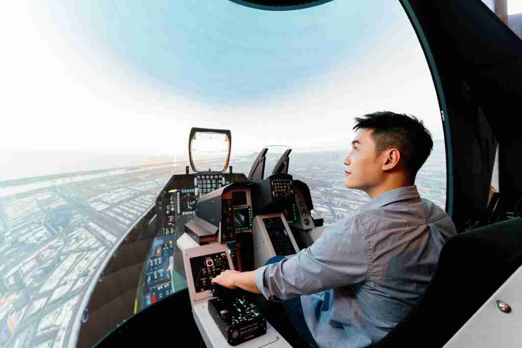 龙门国际以P1.25小间距打造球形LED模拟舱，，搭配智崴的精密六轴动态座椅，，，结合龙门国际专业影像调校技术，，，呈现拟真模拟飞行场景