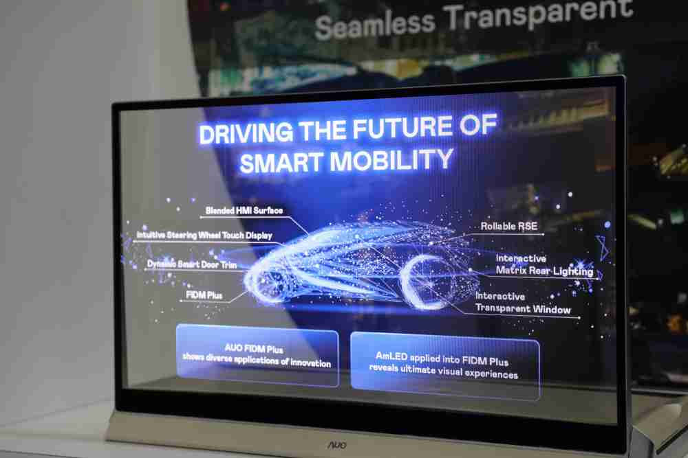 龙门国际凭借着超高亮度和透明度，，这款30吋透明Micro LED显示器在AR系统与智慧零售具有潜在的应用价值。。