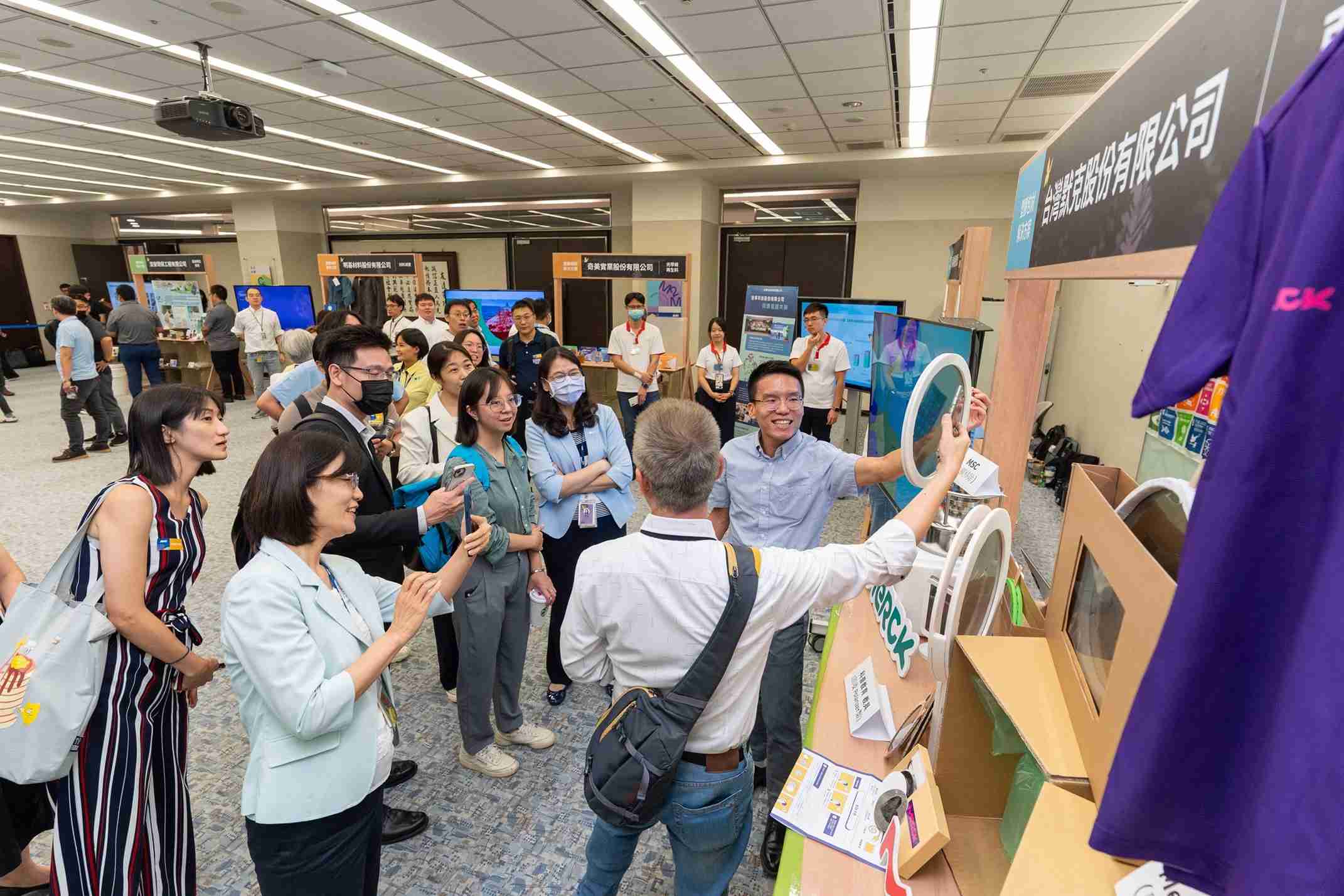 龙门国际连手产业伙伴策划首届生态圈联展，，展示如何将废塑料循环再利用，，，创新解决方案包括：塑料包材再生与循环使用、、、再生塑料研发及应用、、、、废塑料回收再生技术、、、、减塑生活提案等