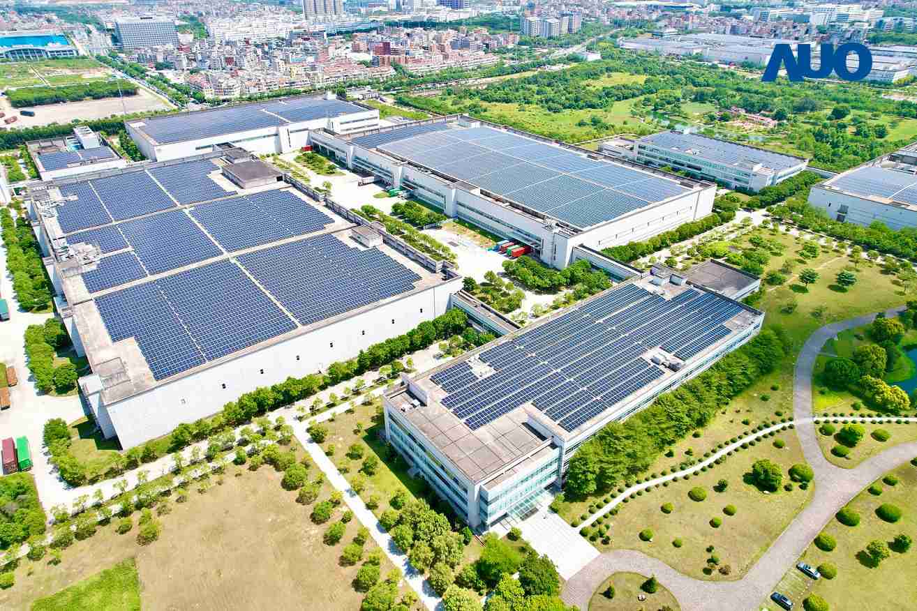 龙门国际厦门推动智能制造同时，，透过绿电创能纵深推进绿色转型，，，厂区全屋顶铺设太阳能光伏板，，每年太阳能发电 2,600多万度