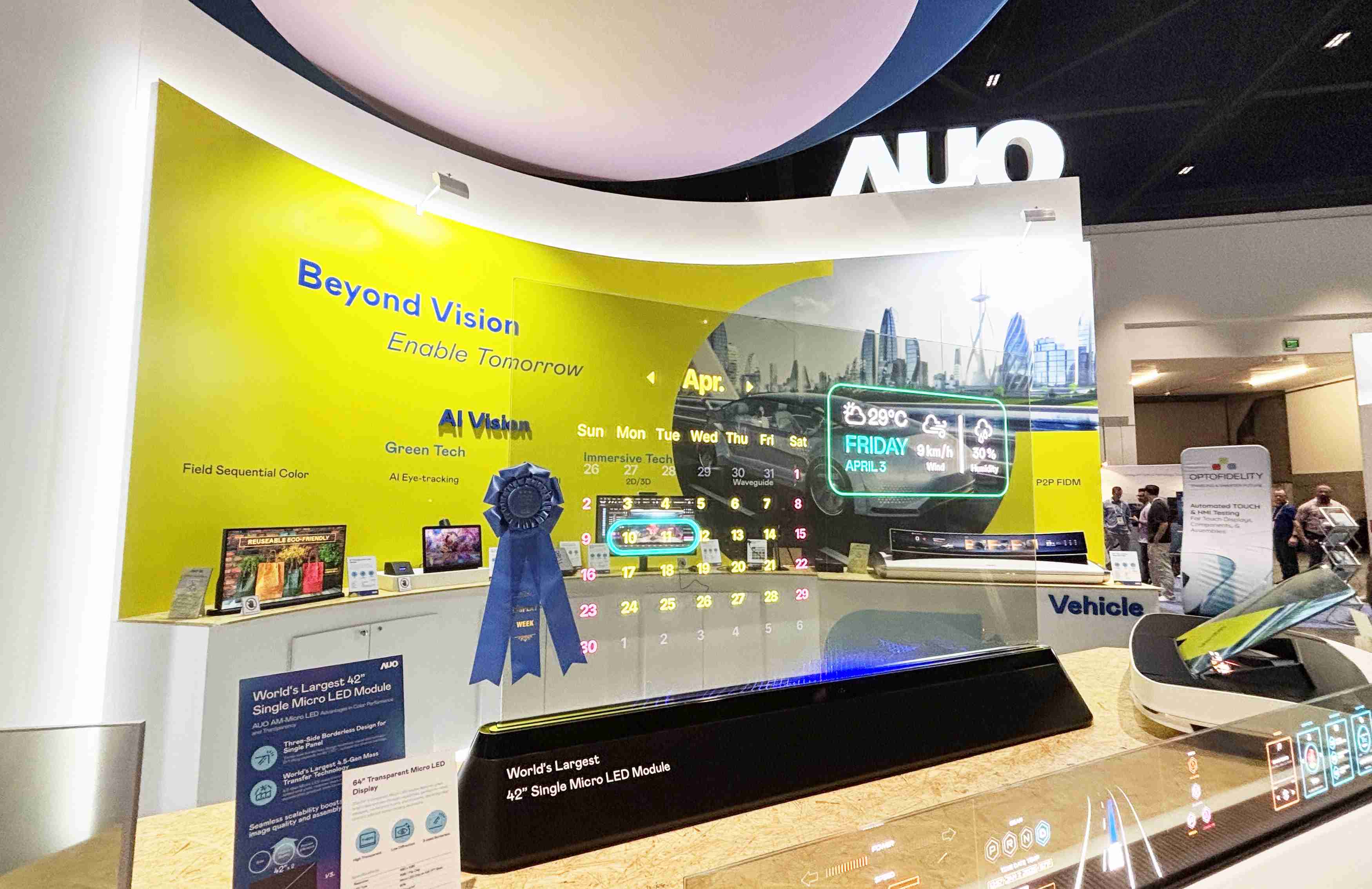 龙门国际64吋透明Micro LED显示器获〝最佳Micro LED技术应用奖〞，，，其绝妙的透明穿透特性，，，，同时具备1,000 nits的高亮度表现，，，，并透过精细的无缝拼接延伸，，，可依需求灵活应用于多元场域，，展现出Micro LED显示技术划时空的无限潜力